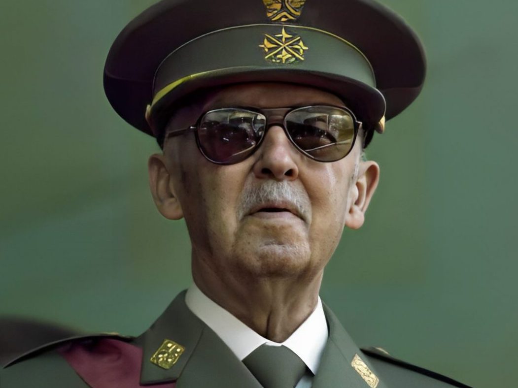 Franco plus âgé regarde l'horizon.